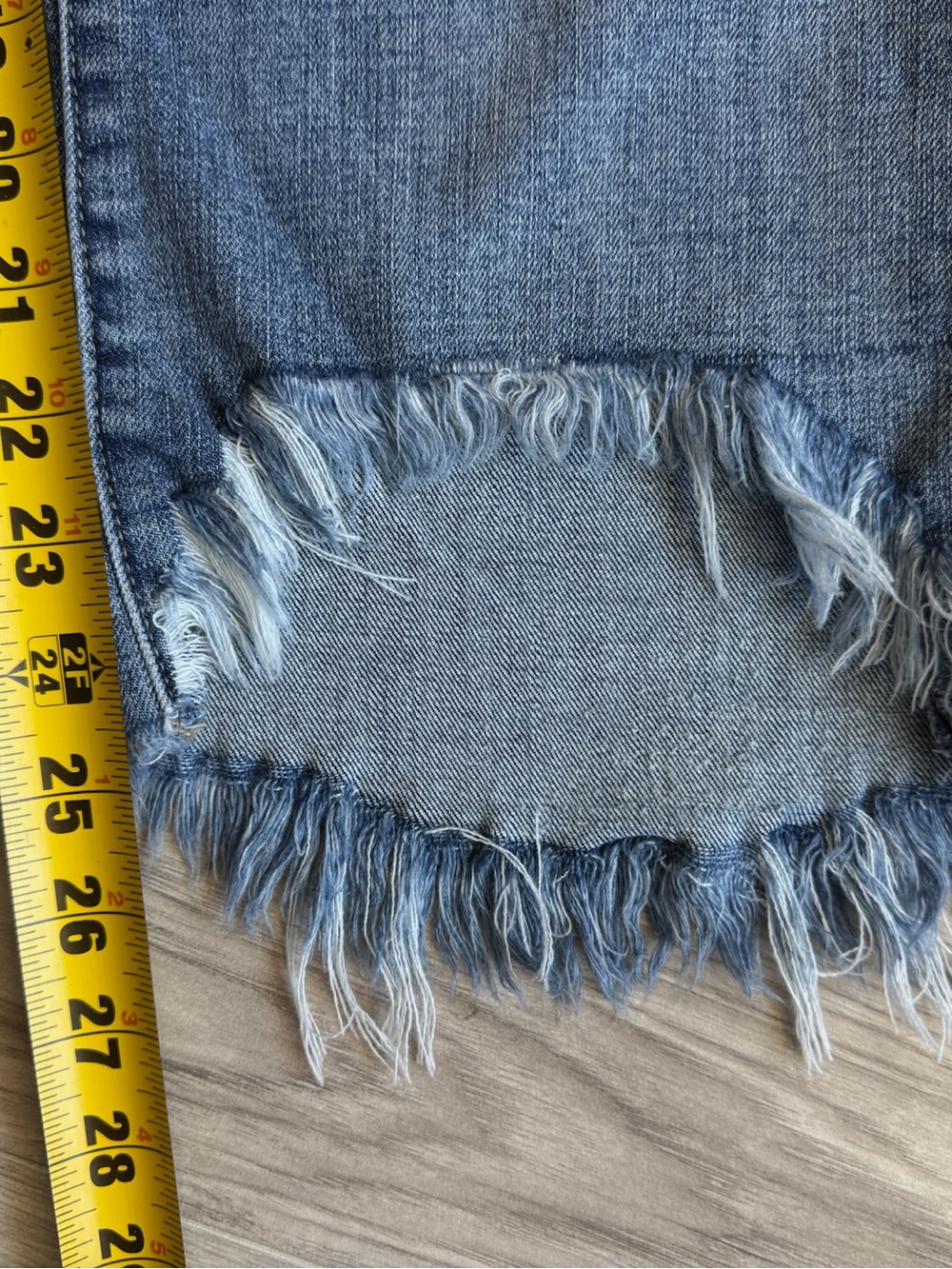 Liverpool The Crop Flare Jeans 6/28 Dramatic Frayed Step Hem Light Wash Denim - Picture 7 of 9